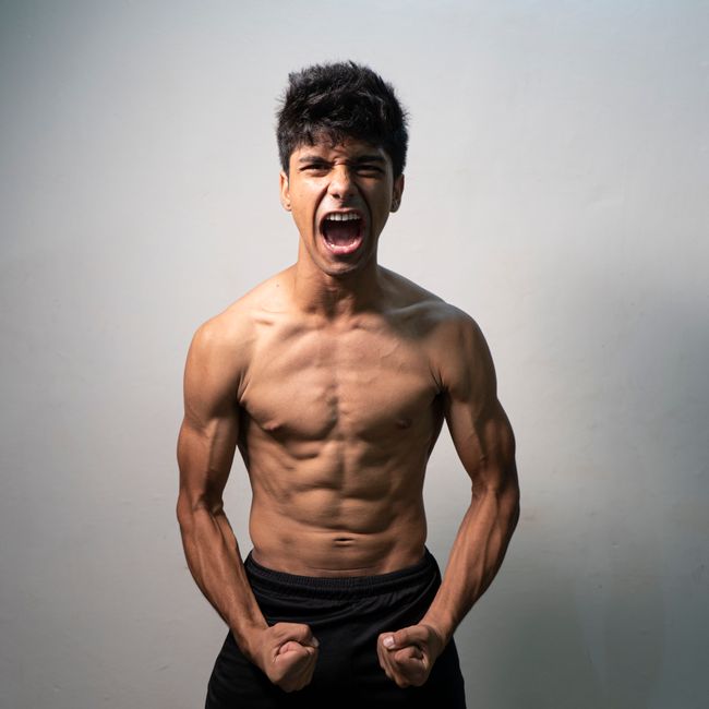 Homme mince de face avant transformation physique prise de masse