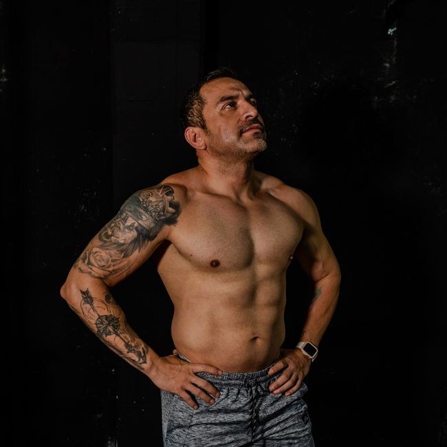 Homme musclé de face après 90 jours de prise de masse en salle