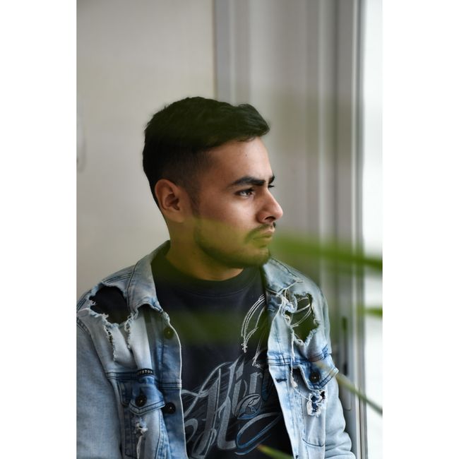 Homme de profil avant programme de prise de muscle en salle de sport