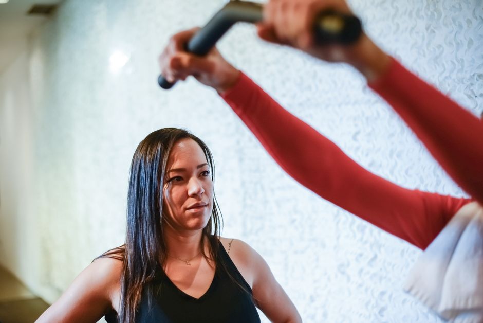 Pratiquant de musculation en interview vidéo après transformation physique