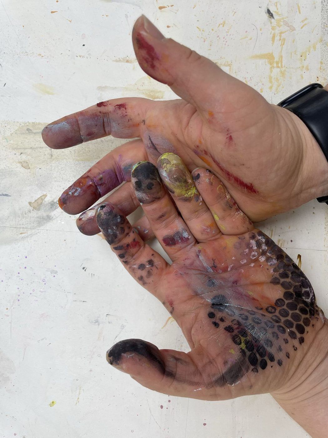 Mains tachées de peinture