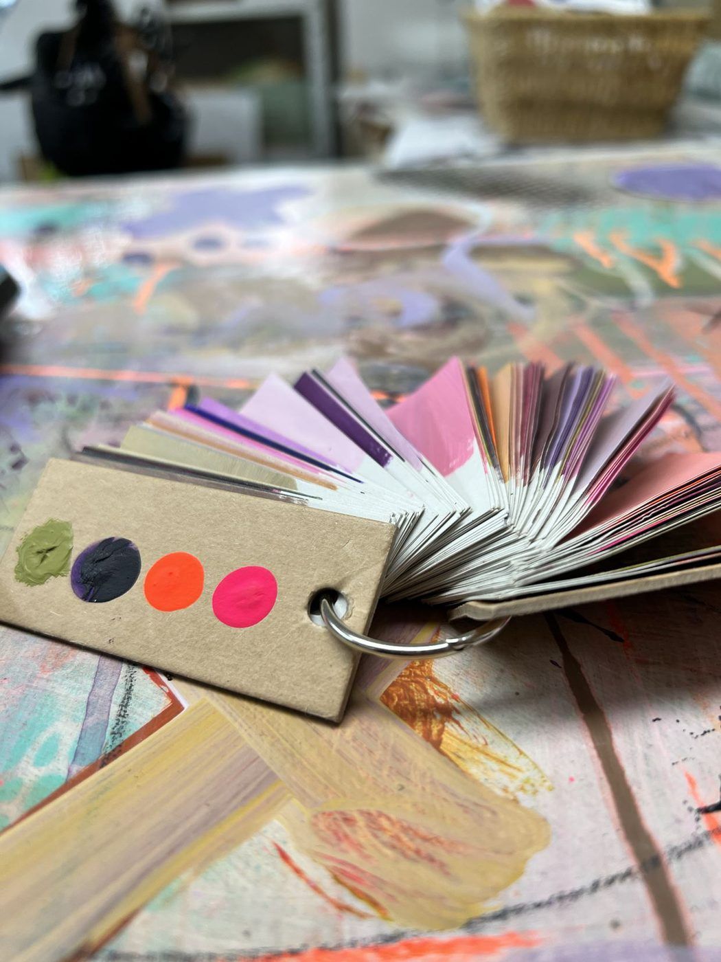 Éventail de couleurs : vert olive, violet, orange, rose