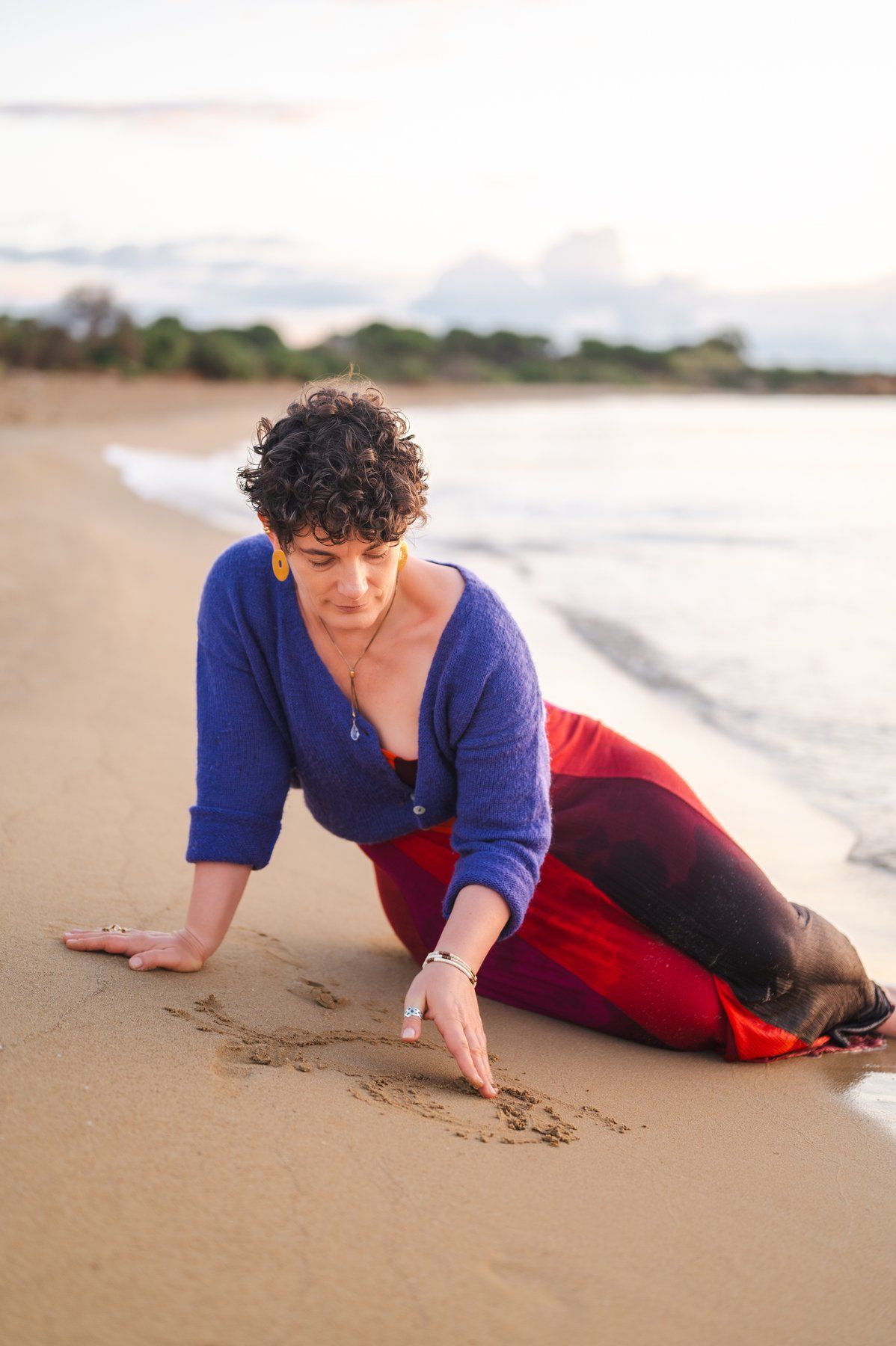 Céline Zuretti dessinant dans le sable
